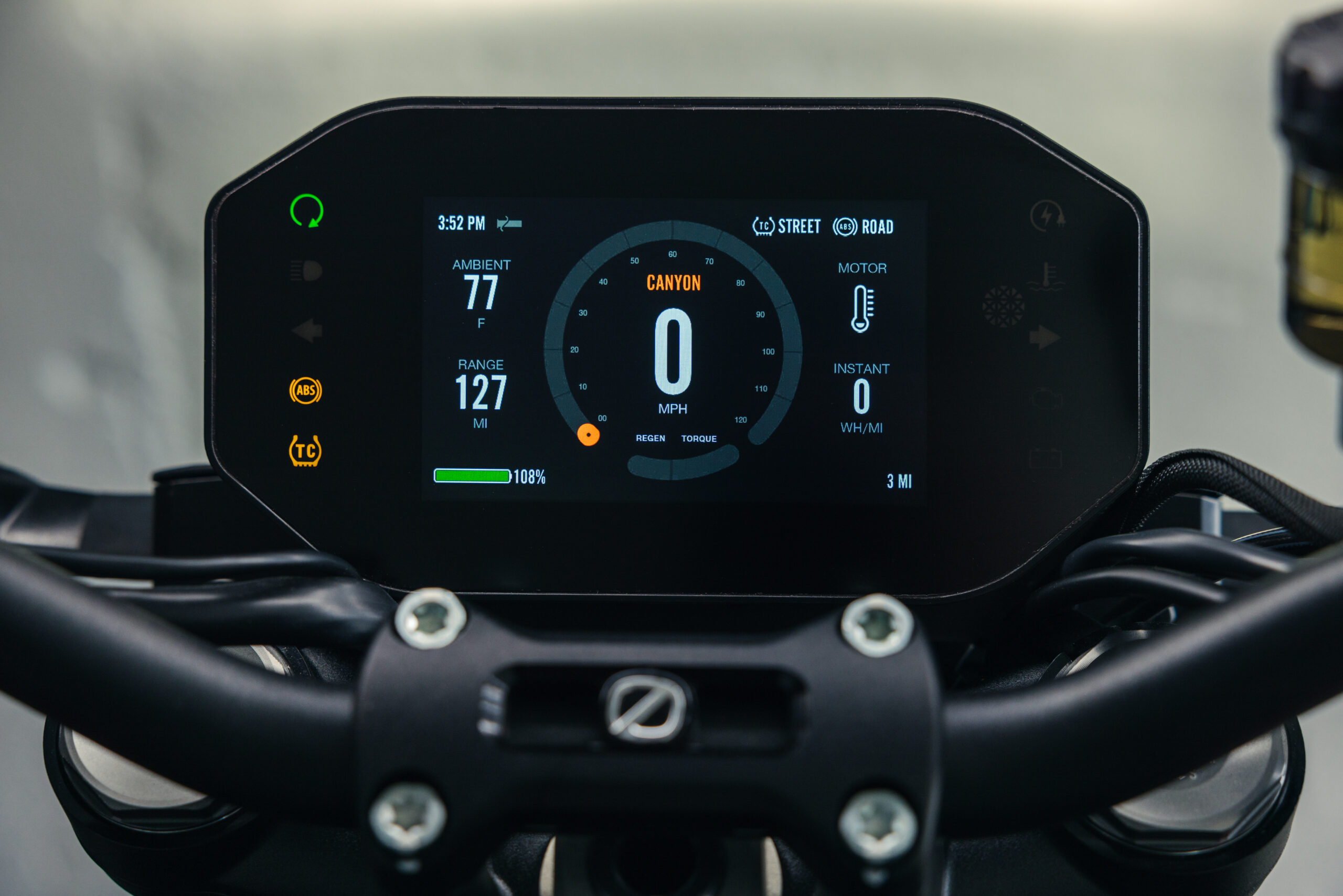 DWM_ZERO_MY25_SRF_FINALS_V1_HI_0001_0007 Zero SR/F Street Motorcycle, Dash/Interior